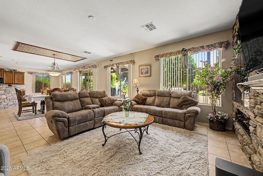Image 12 of property listing at 9807 S 43RD Lane, Laveen, AZ 85339