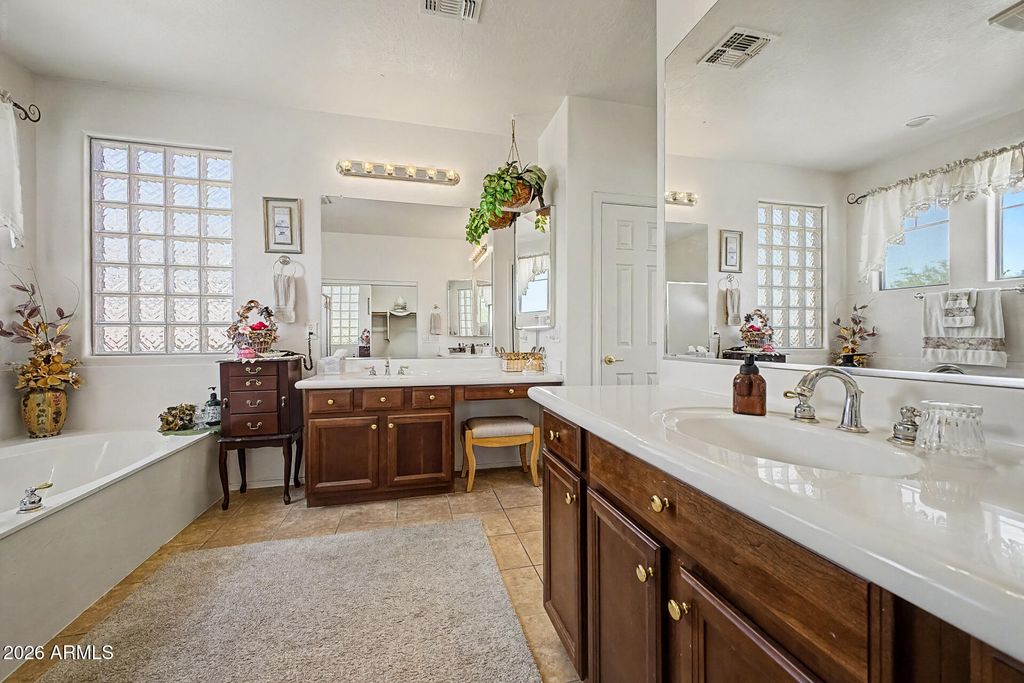 Image 24 of property listing at 9807 S 43RD Lane, Laveen, AZ 85339