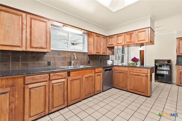 708 W North Ave, Lampasas, TX 76550