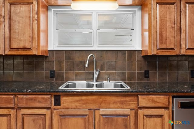 708 W North Ave, Lampasas, TX 76550