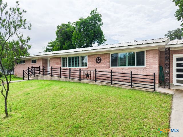 708 W North Ave, Lampasas, TX 76550