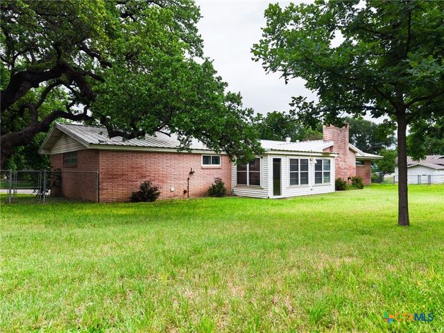 708 W North Ave, Lampasas, TX 76550