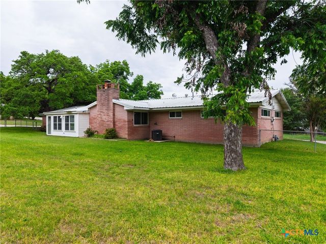708 W North Ave, Lampasas, TX 76550