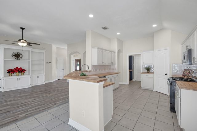 11906 Aerie Drive, Tomball, TX 77377