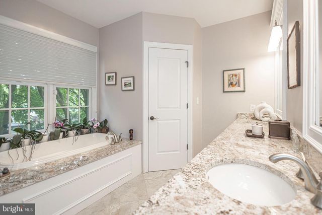 10 DUNHAM LN, Newtown, PA 18940