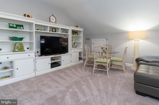 10 DUNHAM LN, Newtown, PA 18940