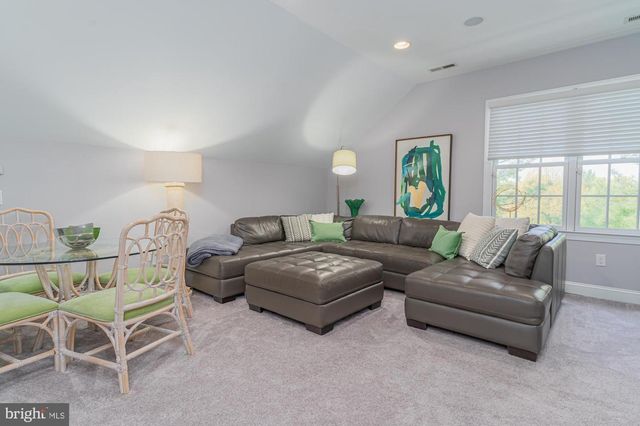 10 DUNHAM LN, Newtown, PA 18940