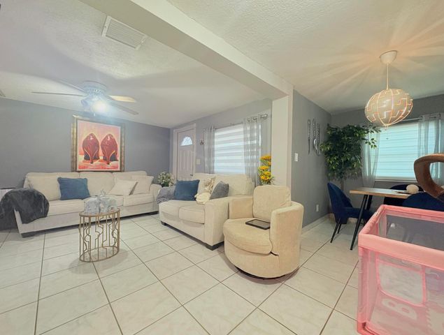 2743 Kentucky Street, West Palm Beach, FL 33406