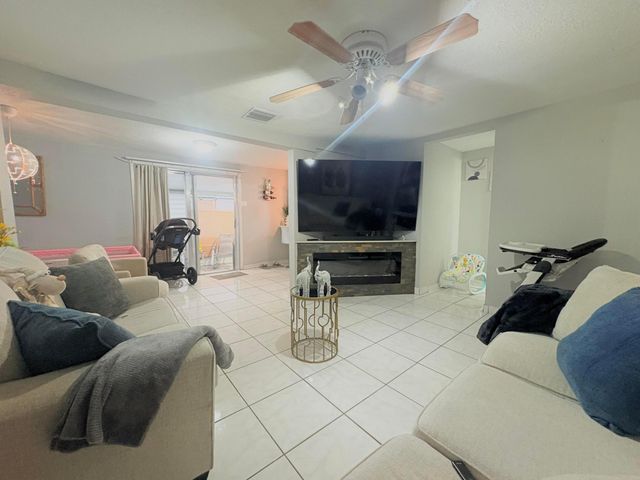 2743 Kentucky Street, West Palm Beach, FL 33406