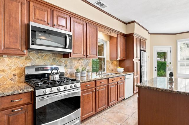 2137 S Pecan Trail Drive, Richmond, TX 77406