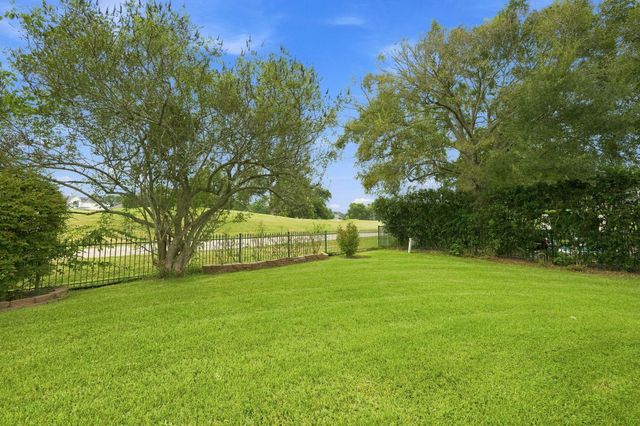 2137 S Pecan Trail Drive, Richmond, TX 77406