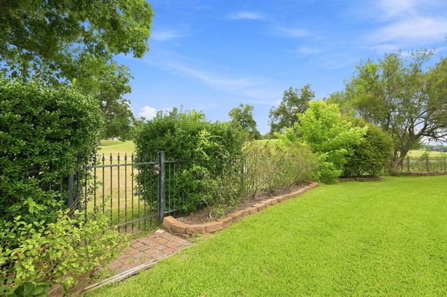 2137 S Pecan Trail Drive, Richmond, TX 77406
