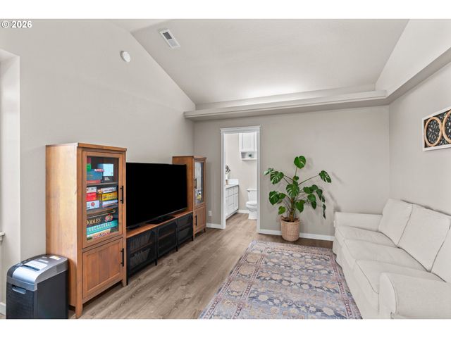 2249 BONNIE Ln, Springfield, OR 97477