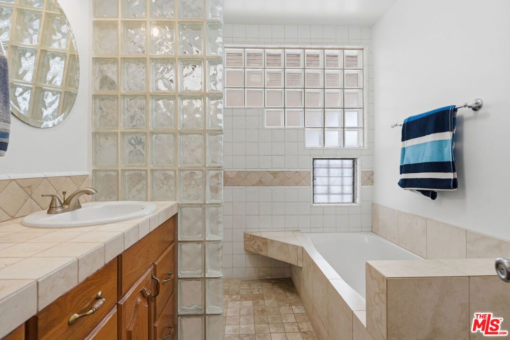 Image 12 of property listing at 1612 S Genesee Avenue, Los Angeles, CA 90019