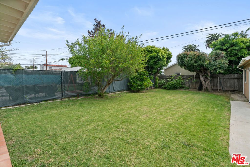 Image 19 of property listing at 1612 S Genesee Avenue, Los Angeles, CA 90019