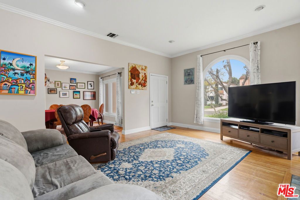 Image 2 of property listing at 1612 S Genesee Avenue, Los Angeles, CA 90019