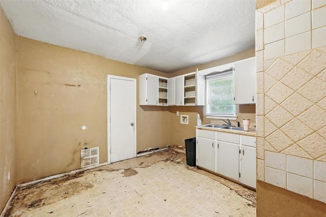 3824 Stuart Drive, Fort Worth, TX 76110
