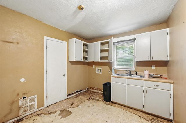 3824 Stuart Drive, Fort Worth, TX 76110