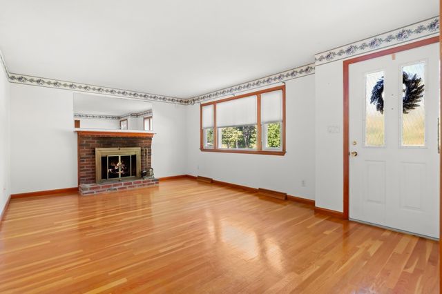 163 Center St, Groveland, MA 01834
