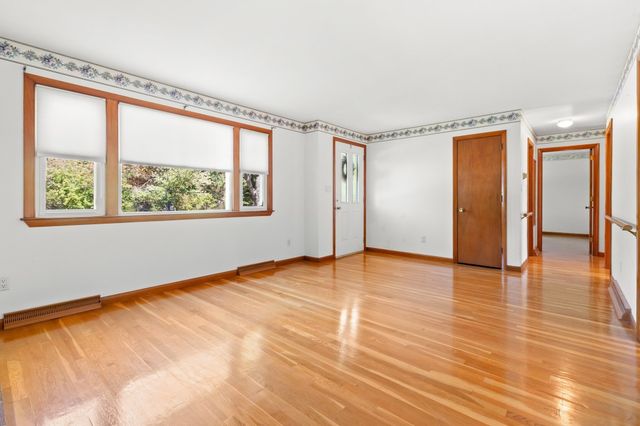 163 Center St, Groveland, MA 01834