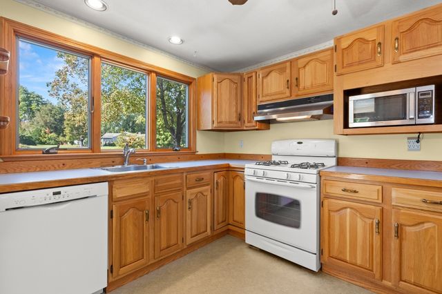 163 Center St, Groveland, MA 01834