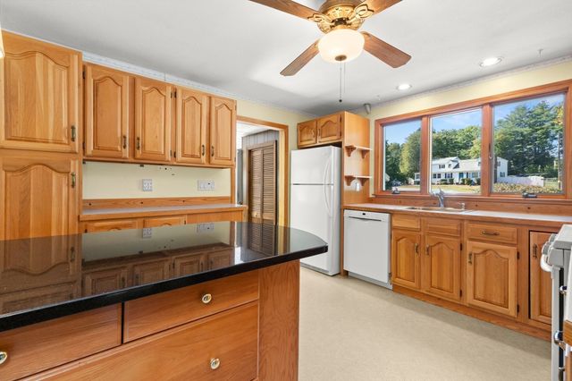 163 Center St, Groveland, MA 01834