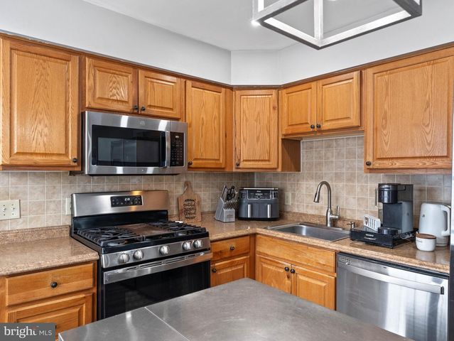 3 HEWITT LN, Sicklerville, NJ 08081