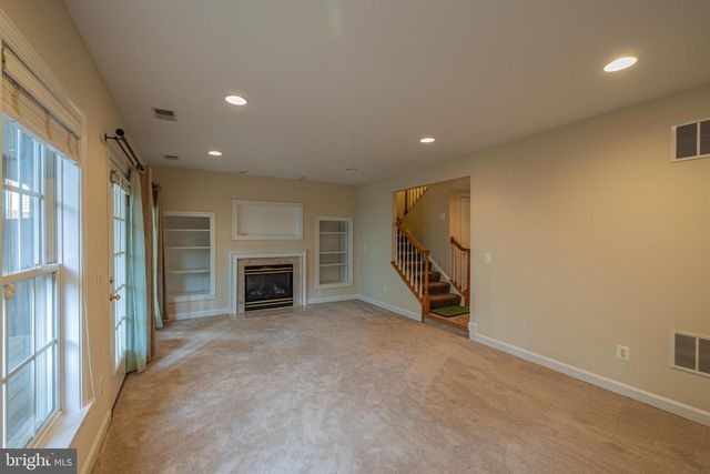 9243 POINT REPLETE DR, Fort Belvoir, VA 22060