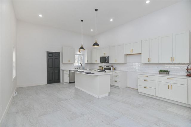 9901 Countryside Road, Lenexa, KS 66215