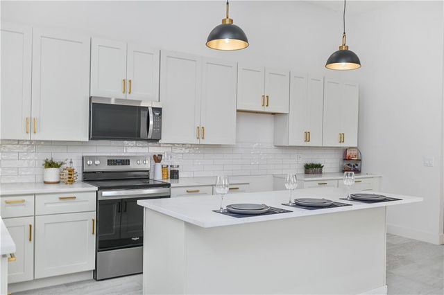 9901 Countryside Road, Lenexa, KS 66215