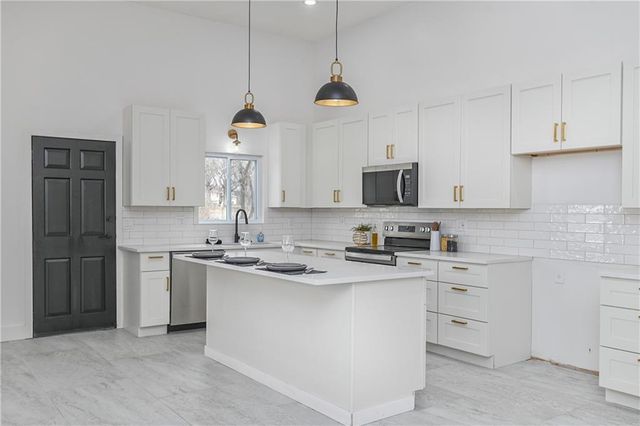 9901 Countryside Road, Lenexa, KS 66215