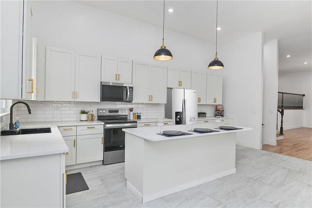 9901 Countryside Road, Lenexa, KS 66215