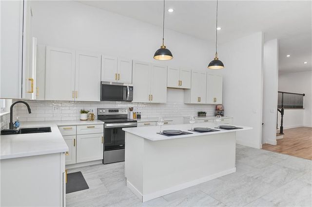 9901 Countryside Road, Lenexa, KS 66215