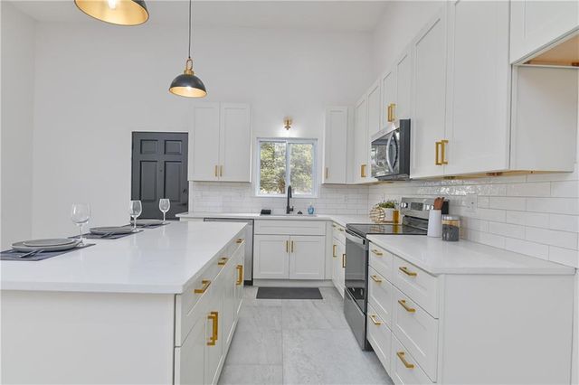 9901 Countryside Road, Lenexa, KS 66215