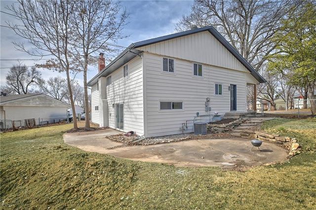 9901 Countryside Road, Lenexa, KS 66215