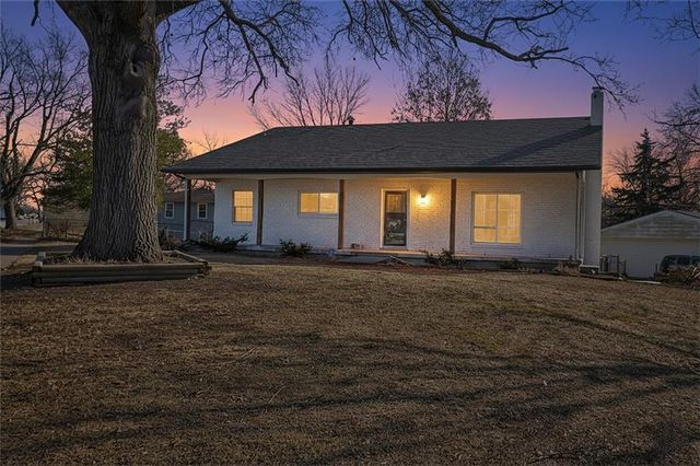 9901 Countryside Road, Lenexa, KS 66215