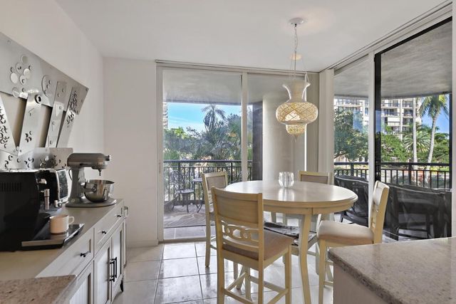 2427 Presidential Way 204, West Palm Beach, FL 33401