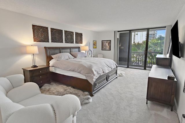 2427 Presidential Way 204, West Palm Beach, FL 33401