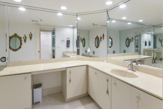 2427 Presidential Way 204, West Palm Beach, FL 33401