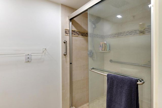 2427 Presidential Way 204, West Palm Beach, FL 33401