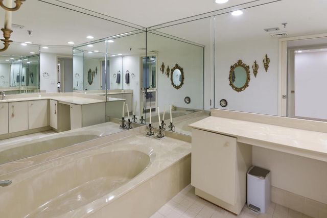 2427 Presidential Way 204, West Palm Beach, FL 33401