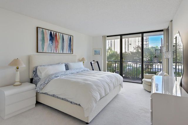 2427 Presidential Way 204, West Palm Beach, FL 33401