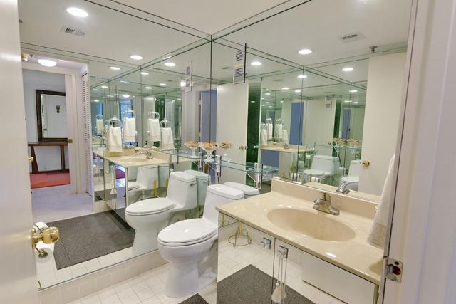 2427 Presidential Way 204, West Palm Beach, FL 33401