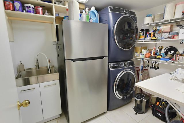 2427 Presidential Way 204, West Palm Beach, FL 33401