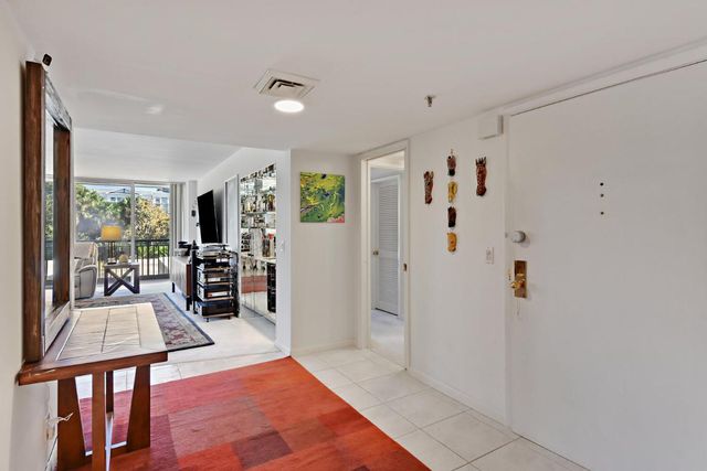 2427 Presidential Way 204, West Palm Beach, FL 33401