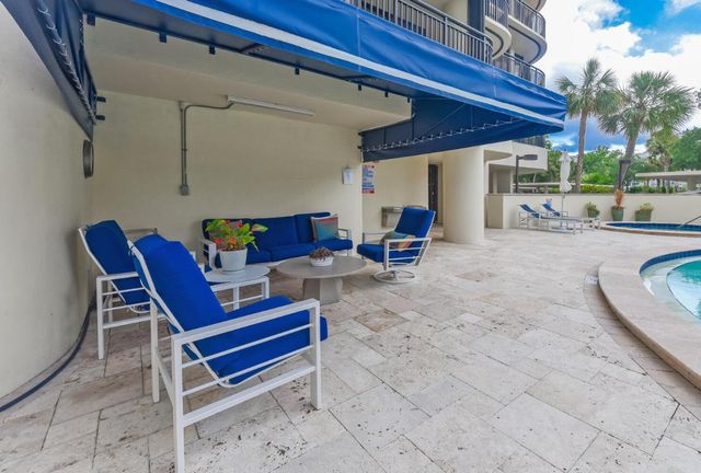 2427 Presidential Way 204, West Palm Beach, FL 33401