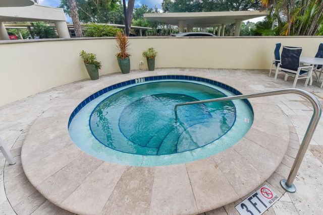 2427 Presidential Way 204, West Palm Beach, FL 33401