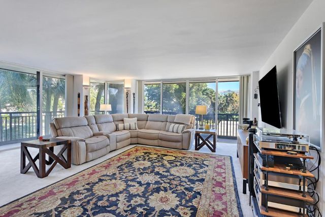 2427 Presidential Way 204, West Palm Beach, FL 33401