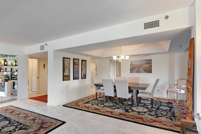 2427 Presidential Way 204, West Palm Beach, FL 33401