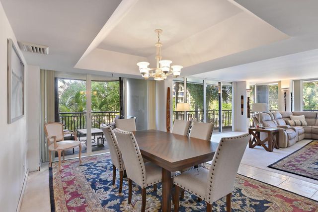 2427 Presidential Way 204, West Palm Beach, FL 33401